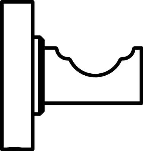 Chromfarbener Handtuchhaken von Ideal Standard, montiert an einer Wand. Das Design zeigt eine einfache Halterung mit einer geschwungenen Aussparung.